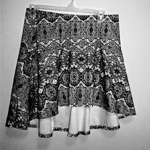 Torrid black and white skirt sz.0